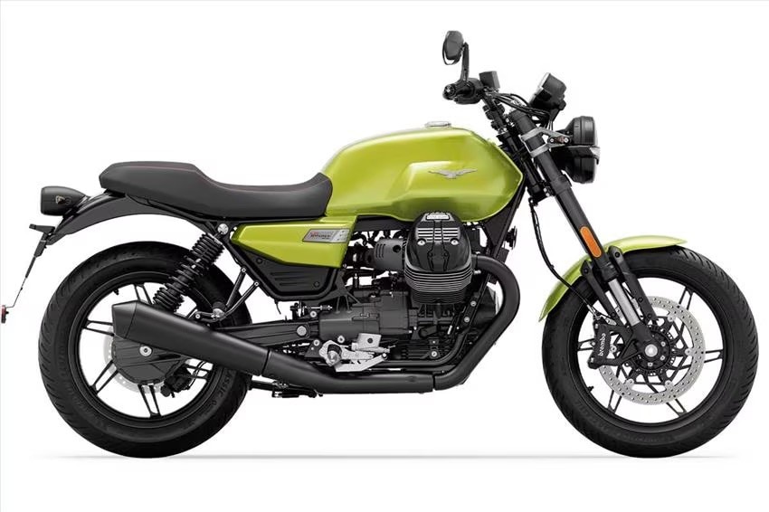 <div class='descrGalleryTitle'>Moto Guzzi V7</div><div class='descrGalleryText'><p>Di tutt’altra estrazione la <a href="https://www.dueruote.it/listino/moto-guzzi/v7-v/"><b>Moto Guzzi V7</b></a>,<b> una moto moderna che sembra d’epoca, </b>con una linea inconfondibile che si ispira apertamente alla storia del marchio di <b>Mandello del Lario</b>. La Guzzi V7, disponibile in vari allestimenti, è spinta dal classico V2 longitudinale da 853 cc con 67 cavalli, non molti ma sufficienti per quello che la moto vuole essere: un <b>mezzo da diporto piacevole da guardare e guidare</b>, senza voler essere davvero sportiva, per quanto attorno alla V7 sia anche organizzato un trofeo in pista. Lei <b>è più a suo agio in città o in collina, </b>ma non pensate di attraversarci mezza Europa perché non c’è un minimo di riparo dall’aria. Se invece volete una moto più rigorosa nella guida sportiva e meglio frenata, c'è <a href="https://www.dueruote.it/prove/anteprime/2025/03/31/moto-guzzi-v7-sport-2025-il-mito-non-ha-prezzo/">la fascinosa versione Sport</a>. La V7 è facile perché, appunto, non è esuberante e perché <b>si tocca a terra con entrambi i piedi</b> senza problemi, la sella è a soli 780 mm da terra; il peso non è particolarmente contenuto, parliamo di circa 200 kg, ma il fatto di toccare saldamente a terra risolve buona parte dei problemi. I prezzi per una Moto Guzzi V7 nuova <b>partono dai 9.199 euro della V7 Stone.</b></p>
</div>